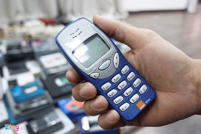 Nokia 3210 là một trong những chiếc điện thoại đầu tiên được nhập về Việt Nam, anh đã phải tìm kiếm rất nhiều nơi kể cả ở nước ngoài để sở hữu model nguyên hộp.