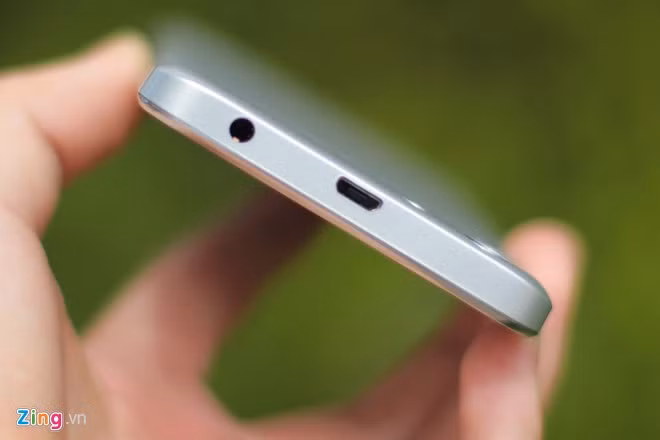 Cạnh dưới là giắc cắm tai nghe, cổng sạc.