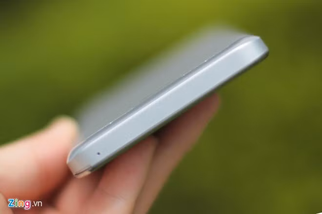 Phần đỉnh máy sử dụng chất liệu nhựa giúp bắt sóng tốt hơn