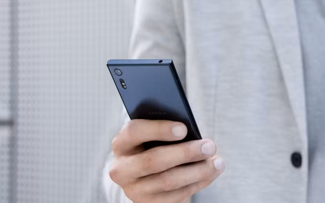 Sony Xperia XZ: Không sở hữu cấu hình quá mạnh mẽ, XZ mang đến ngôn ngữ thiết kế mới có tên Unified Design. Camera của máy tiếp tục được đầu tư mạnh mẽ với công nghệ lấy nét bằng laser, hỗ trợ lấy nét theo chuyển động vật thể và chống rung 5 trục.