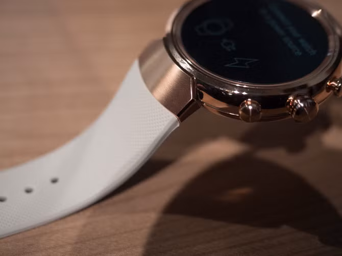 Về cơ bản, Zenwatch 3 là một chiếc đồng hồ thông minh có thiết kế thời trang theo phong cách cổ điển và thanh lịch. Asus cũng rất khéo léo tạo ra một kiểu dáng trung tính để sản phẩm phù hợp với khách hàng thuộc cả hai giới, màu sắc bộ quai đeo và tùy chọn hiển thị trên mặt đồng hồ sẽ quyết định smartwatch này dành cho nam giới hay phụ nữ.