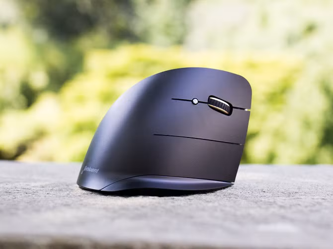 Ngoài ra, phía cạnh để ngón cái còn có thêm 2 nút bấm khác cũng cho phép gán các chức năng tùy thích và cụm đèn LED phía trên giúp hiển thị độ nhạy chuột.