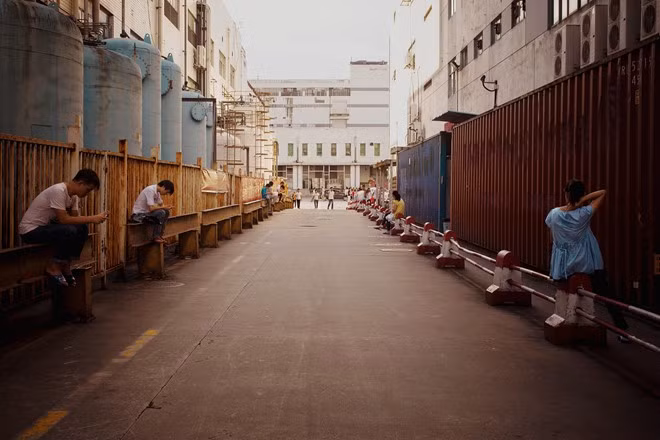 Nhiếp ảnh gia Mari Bastashevski vừa đến thăm nhà máy Foxconn - nhà máy sản xuất thiết bị điện tử hàng đầu thế giới với các đối tác lâu năm như Apple, Amazon, Sony, Microsoft và Nintendo. Thông thường, các tour tham quan nhà máy này rất hiếm và phải đáp ứng những quy định ngặt nghèo. Bastashevski đã có 24 giờ khá thoải mái tại đây mà không bị cản trở.