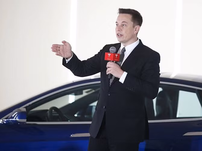 4. Elon Musk - CEO Tesla ; CEO và Giám đốc công nghệSpaceX; Chủ tịch SolarCity: Là một trong những doanh nhân có ảnh hưởng nhất thế giới - và cũng là một trong những tỷ phú công nghệ đang được ngưỡng mộ nhất, Musk đang trên con đường "thống trị" cả công nghệ trên mặt đất và không gian thông qua Tesla Motors và SpaceX. Hồi tháng Tư, Musk đã tiết lộ mẫu Tesla Model 3 mà hãng sắp tung ra thị trường đã nhận được 375.000 đơn đặt hàng trong một tháng.
