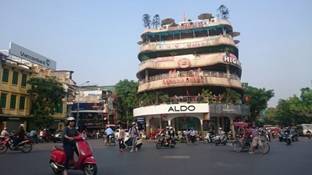 Từ tháng 1/9, trong 3 ngày cuối tuần, du khách có thể đễ dàng truy cập Internet bằng hệ thống wifi miễn phí lắp đặt quanh Hồ Gươm.