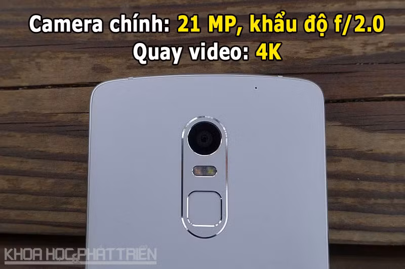 Camera chính có đèn flash LED kép trợ sáng, hỗ trợ lấy nét theo pha, nhận diện khuôn mặt.