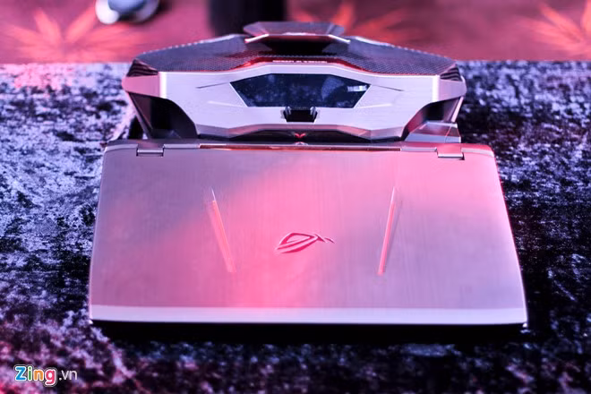 Asus cho biết GX700 đã được bán ra tại Việt Nam với giá 6.000 USD (khoảng 133 triệu đồng). Khách hàng cần gọi điện trực tiếp đến tổng đài của hãng để đặt hàng. Giá bán cao, cấu hình khủng, Asus ROG GX700 không phải là mẫu máy tính xách tay dành cho số đông. Những game thủ thật sự đam mê và có điều kiện sẽ là nhóm khách hàng mà hãng nhắm đến.