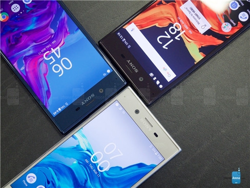 So với những chiếc smartphone cao cấp từng giới thiệu, Sony Xperia XZ mang trên mình khá nhiều chi tiết nâng cấp đáng chú ý. Đơn cử, mặt lưng máy được Sony dùng kim loại ALKALEIDO vốn có độ tinh khiết cao.