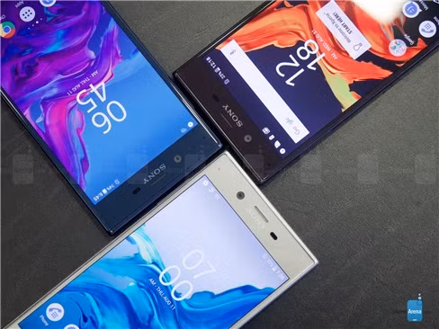So với những chiếc smartphone cao cấp từng giới thiệu, Sony Xperia XZ mang trên mình khá nhiều chi tiết nâng cấp đáng chú ý. Đơn cử, mặt lưng máy được Sony dùng kim loại ALKALEIDO vốn có độ tinh khiết cao.
