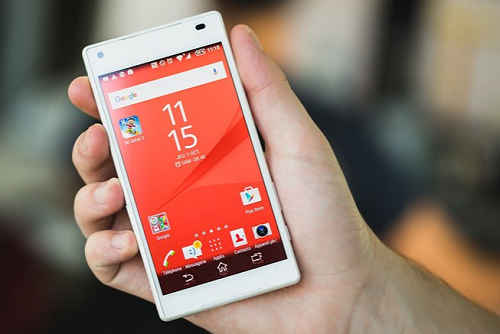 Màn hình nhỏ nhất: Sony Xperia Z5 Compact. Xperia Z5 Compact nhỏ gọn với màn hình kích thước chỉ 4,6 inch, đây là kích thước khá nhỏ so với các mẫu smartphone Android đã ra mắt trong năm nay. Đây là một hiện tượng khá hiếm, vì hầu hết các smartphone Android đều có màn hình từ 5 inch trở nên, ngay cả Samsung và HTC dường như đã bỏ qua không sản xuất các model có kích thước màn hình nhỏ. Màn hình nhỏ nhất: Sony Xperia Z5 Compact. Xperia Z5 Compact nhỏ gọn với màn hình kích thước chỉ 4,6 inch, đây là kích thước khá nhỏ so với các mẫu smartphone Android đã ra mắt trong năm nay. Đây là một hiện tượng khá hiếm, vì hầu hết các smartphone Android đều có màn hình từ 5 inch trở nên, ngay cả Samsung và HTC dường như đã bỏ qua không sản xuất các model có kích thước màn hình nhỏ.