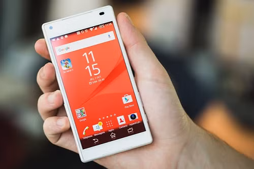 Màn hình nhỏ nhất: Sony Xperia Z5 Compact. Xperia Z5 Compact nhỏ gọn với màn hình kích thước chỉ 4,6 inch, đây là kích thước khá nhỏ so với các mẫu smartphone Android đã ra mắt trong năm nay. Đây là một hiện tượng khá hiếm, vì hầu hết các smartphone Android đều có màn hình từ 5 inch trở nên, ngay cả Samsung và HTC dường như đã bỏ qua không sản xuất các model có kích thước màn hình nhỏ. Màn hình nhỏ nhất: Sony Xperia Z5 Compact. Xperia Z5 Compact nhỏ gọn với màn hình kích thước chỉ 4,6 inch, đây là kích thước khá nhỏ so với các mẫu smartphone Android đã ra mắt trong năm nay. Đây là một hiện tượng khá hiếm, vì hầu hết các smartphone Android đều có màn hình từ 5 inch trở nên, ngay cả Samsung và HTC dường như đã bỏ qua không sản xuất các model có kích thước màn hình nhỏ.