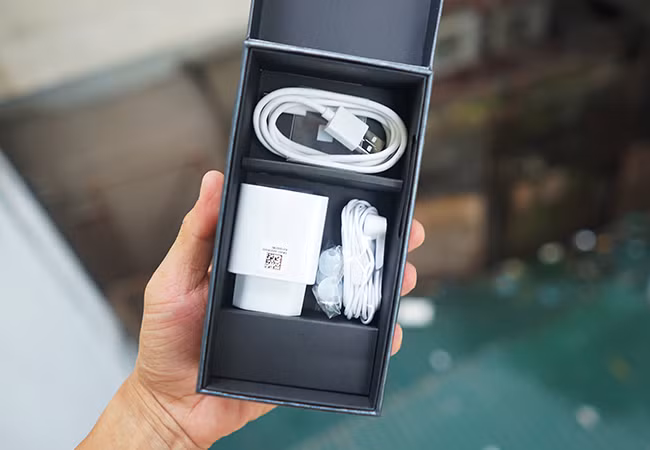 Bộ phụ kiện bao gồm: Sạc, tai nghe và giắc kết nối. Giá bán của Zenfone 3 phiên bản sở hữu màn hình 5.5inch (ZE552KL) có giá 8,99 triệu đồng.