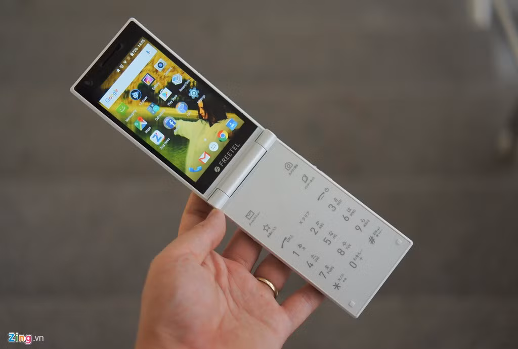 Freetel Musashi có kiểu dáng nắp gập truyền thống, 2 màn hình kích thước 4 inch. Trải nghiệm sản phẩm này là một sự thú vị, khác biệt hoàn toàn so với các mẫu smartphone Android thông thường hiện nay.
