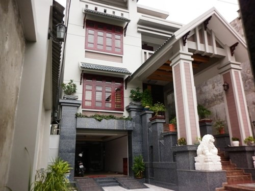 Biệt thự đại gia sập hầm mỏ than Vàng Danh. Sau khi ông Nguyễn Văn Trịnh lên làm chủ tịch HĐQT - GĐ Công ty CP Than Vàng Danh – Vinacomin được 2 năm, ông Trịnh đã triển khai xây dựng ngôi nhà hoành tráng giữa TP Uông Bí, Quảng Ninh. Theo đánh giá của những chuyên gia xây dựng, ngôi nhà này chỉ tính tiền xây, chưa bao gồm nội thất đã phải lên đến hàng chục tỷ đồng.