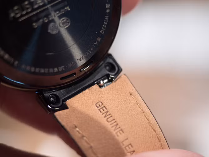 Zenwatch 3 được trang bị tiêu chuẩn chống bụi và nước IP67. Màn hình của Zenwatch 3 khá sắc nét và khá sống động, có thể điều chỉnh tự động tùy ánh sáng môi trường. Bộ vi xử lý được Asus sử dụng trên Zenwatch 3 là Snapdragon Wear 2100, đây là một con chip được làm riêng cho smartwatch giúp cải thiện hiệu suất và thời lượng pin. Thiết bị có bộ nhớ trong dung lượng 4GB, RAM 512MB.