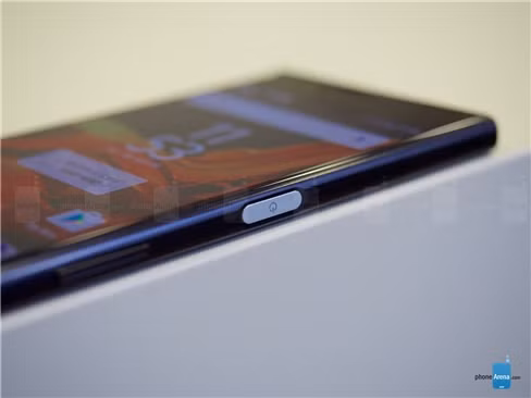 Không chỉ sử dụng vật liệu mới, màu sắc mới, Sony Xperia XZ còn tích hợp ngõ USB Type-C, công nghệ sạc pin thông minh Qnovo giúp tăng cường tuổi thọ pin sau nhiều lần sạc. Đáng chú ý hơn, Sony Xperia XZ còn sở hữu cảm biến RGBC-IR giúp tối ưu cho khả năng hiệu chỉnh cân bằng trắng tự động.