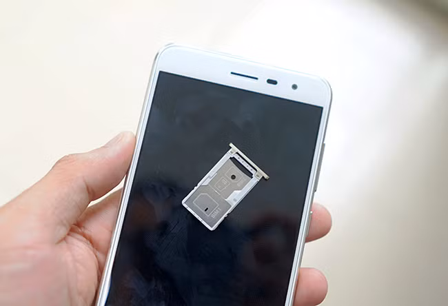 Máy tích hợp 2 SIM và hỗ trợ cắm thẻ nhớ.