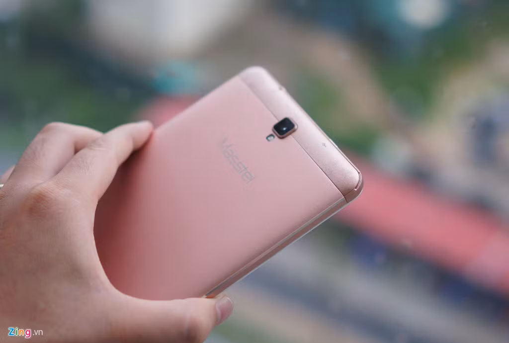 Những thông số còn lại của máy bao gồm ROM 8 GB (hỗ trợ thẻ nhớ tối đa 64 GB), pin dung lượng 3.000 mAh. Theo phía nhà sản xuất Masstel, máy sẽ lên kệ tại Việt Nam vào cuối tháng 7. Giá bán của máy chưa được ấn định nhưng ở mức dưới 2 triệu đồng.