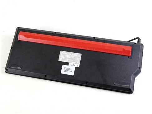 Người dùng có thể nâng cao bàn phím bằng phụ kiện chân đế kiêm thước đo bán kèm.