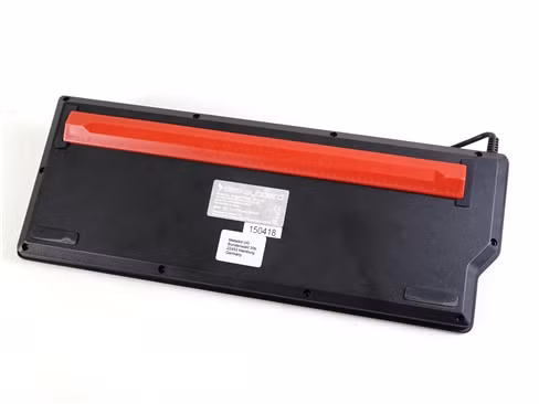 Người dùng có thể nâng cao bàn phím bằng phụ kiện chân đế kiêm thước đo bán kèm.