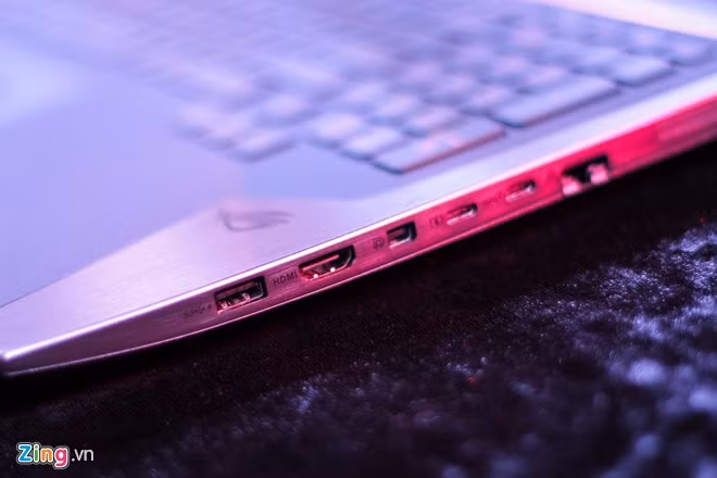 GX700 được trang bị đầy đủ các cổng kết nối gồm: Kensington lock, USB 3.0, Thunderbolt 3, USB 3.1 Type-C, RJ45-LAN, HDMI, Mini-DisplayPort.