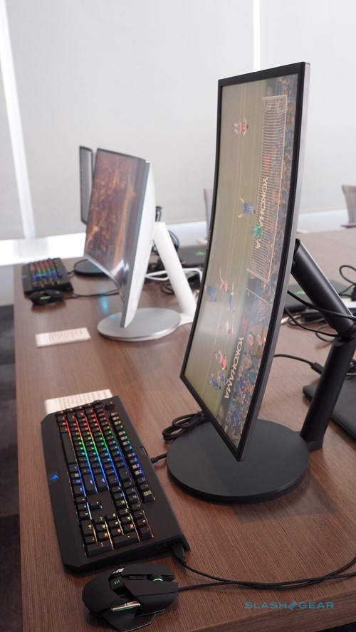 Bộ đôi màn hình chuyên game thế hệ mới của Samsung cũng được ứng dụng công nghệ Quantum Dot giúp tái hiện chi tiết màu sắc hình ảnh hiển thị. Samsung CFG70 và CF791 còn được chứng nhận tương thích tốt với các mẫu card đồ họa AMD hỗ trợ công nghệ chống xé hình FreeSync.