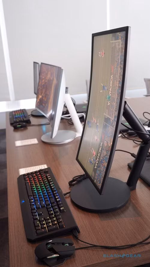 Bộ đôi màn hình chuyên game thế hệ mới của Samsung cũng được ứng dụng công nghệ Quantum Dot giúp tái hiện chi tiết màu sắc hình ảnh hiển thị. Samsung CFG70 và CF791 còn được chứng nhận tương thích tốt với các mẫu card đồ họa AMD hỗ trợ công nghệ chống xé hình FreeSync.