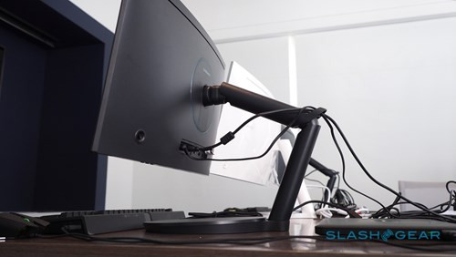 Về cơ bản, bộ đôi màn hình cong Samsung CFG70 và CF791 được xếp vào phân khúc màn hình lớn, hỗ trợ khung hình kích thước từ 23,5 inch đến tối đa 34 inch và cũng đặc biệt bởi thiết kế công thái học, mang đến sự thoải mái tối đa cho người dùng.