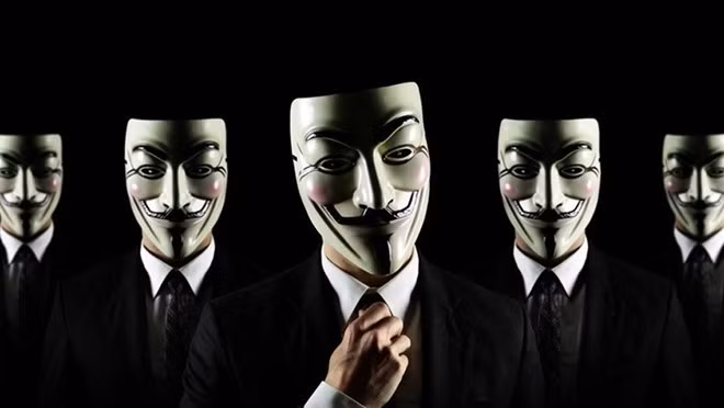 Anonymous: Thành lập vào năm 2004 và nổi tiếng với biểu tượng mặt nạ Guy Fawkes, nhóm tin tặc nguy hiểm này gây ra những cuộc tấn công mạng tầm cỡ quốc tế như xâm nhập dữ liệu của lầu Năm Góc, hack Visa, PayPal và MasterCard vì từ chối thanh toán cho WikiLeaks. Trong năm nay, Anonymous đã làm sập một số trang web thuộc tổ chức ISIS.