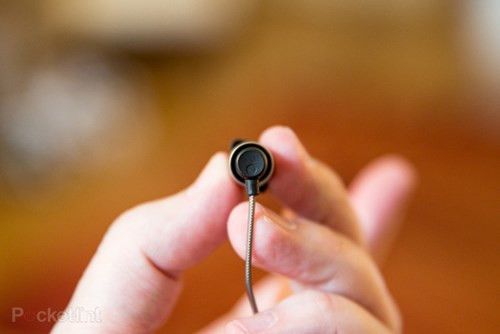 Về kiểu dáng, Cambridge Audio SE1 có thiết kế thuộc dạng tai nghe in-ear nên cũng rất gọn nhẹ, tiện dụng khi cần mang theo bên mình. Cambridge Audio SE1 có chiều dài cáp tín hiệu chỉ 1,2m. Kết nối 3,5mm trên Cambridge Audio SE1 cũng được mạ vàng nhằm tăng cường khả năng tiếp xúc và truyền dẫn tín hiệu âm thanh.