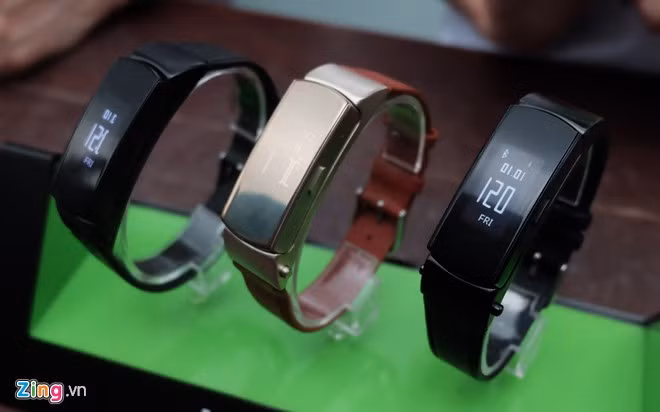 Infinix cũng đồng thời giới thiệu vòng đeo thông minh Xband với giá 1.390.000 đồng. Sản phẩm có thiết kế đẹp, khung kim loại, dây da. Phần mặt trước có thể tháo rời dùng như một tai nghe Bluetooth.