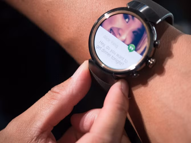 Asus đã nâng tầm cho Zenwatch 3 với chất liệu thép không gỉ 316L. Bên phải mặt đồng hồ tròn kích thước 1,39 inch độ phân giải 400 x 400px có 3 nút vật lý kiểu truyền thống củng cố ấn tượng classic. Trong đó ở giữa là nút Home, nút phía trên dành để gán một chức năng bất kỳ thường dùng, phía dưới là nút back.