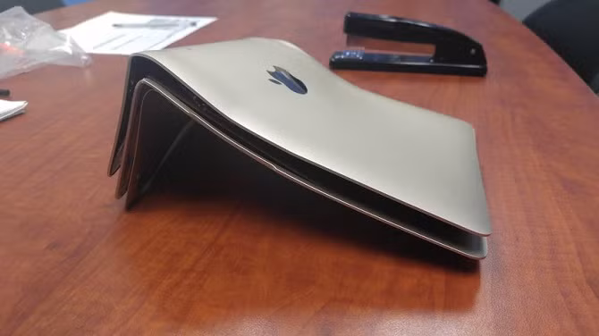 Có ai ngờ được siêu phẩm của Apple lại bị đối xử như thế này