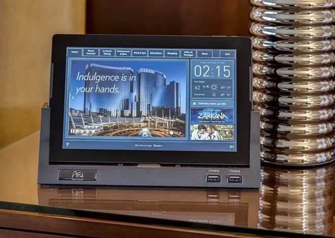 Aria Resort tại Las Vegas có các phòng thông minh, giúp khách hàng thoải mái khi tự điều chỉnh nhiệt độ, mở rèm, chơi nhạc, bật TV và khóa cửa bằng điện thoại thay vì chìa khóa.