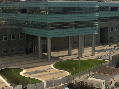 Trung tâm được trang bị những trang thiết bị hiện đại của Apple. Kính vẫn được sử dụng chủ yếu trong thiết kế. Trước mắt, trung tâm này sẽ đào tạo cho 600 lập trình viên đầu tiên.