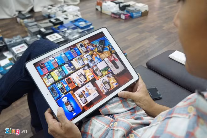 Dù sở hữu rất nhiều điện thoại, nam ca sĩ đều biết rõ về từng chiếc cũng như phân loại chúng thành từng dòng sản phẩm với nhau.