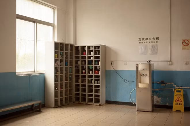 Những nhân viên ở đây trước khi vào văn phòng hoặc phòng thí nghiệm phải bỏ hết các đồ đạc có liên quan tại những giá đựng đồ như thế này. Tại đa số nơi làm việc, họ phải trải qua một cửa kiểm tra an ninh khác.