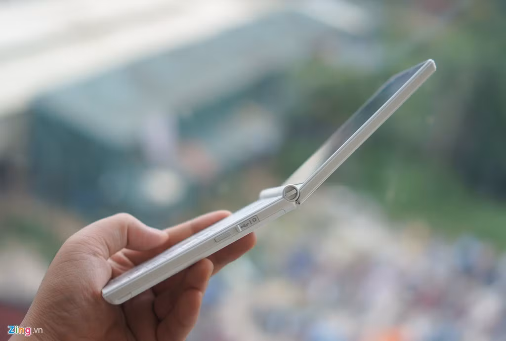 Riêng một phần bàn phím hoặc màn hình của máy đã có kích thước tương đương với một chiếc iPhone 5S. khi mở ra, nó thực sự dài và nếu muốn sử dụng một cách thuận lợi, bạn phải dùng 2 tay.