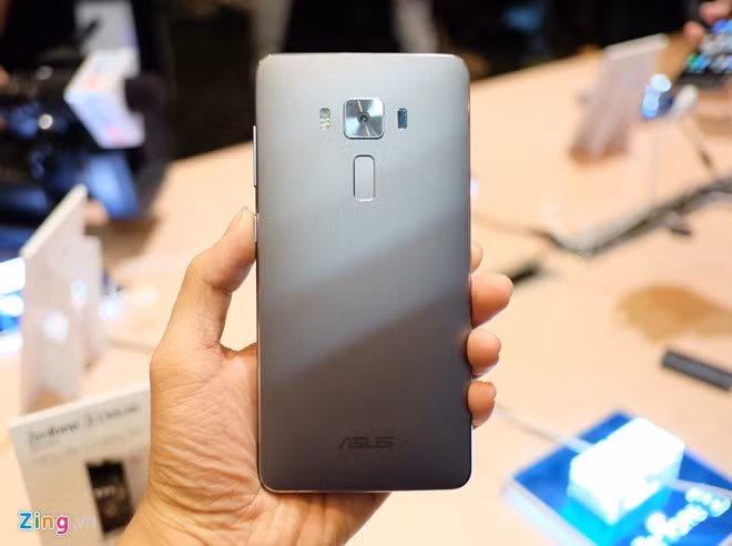 Zenfone 3 Deluxe có thân kim loại nguyên khối, trải qua hơn 240 bước gia công hoàn thiện sản phẩm.