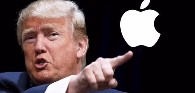 Donald Trump kêu gọi tẩy chay sản phẩm Apple trong khi bản thân vẫn sử dụng iPhone.