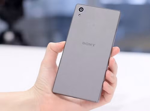 Chụp ảnh đẹp nhất: Sony Xperia Z5. Theo ý kiến của số đông người dùng, Sony Xperia Z5 được trang bị máy ảnh tốt nhất trong các dòng smartphone của Android với số chấm lên đến 23 MP kèm theo công nghệ chớp lấy nét tự động, cảm biến Exmor RS IMX230 CMOS, hỗ trợ quay video 4K và chụp ảnh HDR (dải tương phản động mở rộng). Bên cạnh đó, máy cũng sở hữu các công nghệ nổi bật như chipset Snapdragon 820, RAM 4 GB, dung lượng pin 4.500 mAh đi cùng hệ thống nhận diện vân tay. Chụp ảnh đẹp nhất: Sony Xperia Z5. Theo ý kiến của số đông người dùng, Sony Xperia Z5 được trang bị máy ảnh tốt nhất trong các dòng smartphone của Android với số chấm lên đến 23 MP kèm theo công nghệ chớp lấy nét tự động, cảm biến Exmor RS IMX230 CMOS, hỗ trợ quay video 4K và chụp ảnh HDR (dải tương phản động mở rộng). Bên cạnh đó, máy cũng sở hữu các công nghệ nổi bật như chipset Snapdragon 820, RAM 4 GB, dung lượng pin 4.500 mAh đi cùng hệ thống nhận diện vân tay.
