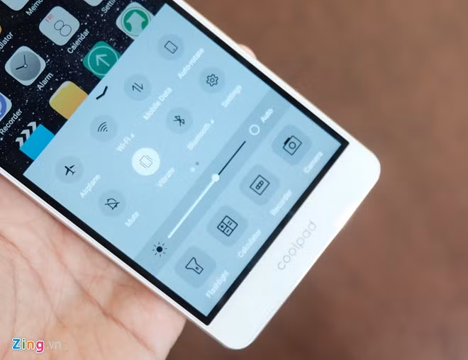 Coolpad Sky 3 dùng UI riêng với tên gọi CoolUI 8.0 khá giống iOS. Các ứng dụng được đặt thẳng trên màn hình, thanh công cụ xuất hiện với thao tác lướt từ dưới như trên iOS. Giao diện nhìn chung đơn giản, không quá rườm rà.