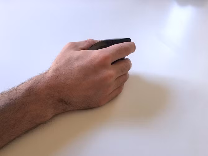 Người dùng sẽ phải cầm thiết bị này theo chiều dọc, trông như kiểu đang bắt tay một ai đó. Thoạt đầu sử dụng sẽ có cảm giác khá ngượng, nhưng sau một thời gian, Vertical Mouse C mang lại cảm giác cầm rất thoải mái. Thậm chí khi sử dụng quen thiết bị này, bạn sẽ không còn muốn quay lại với con chuột truyền thống nữa.