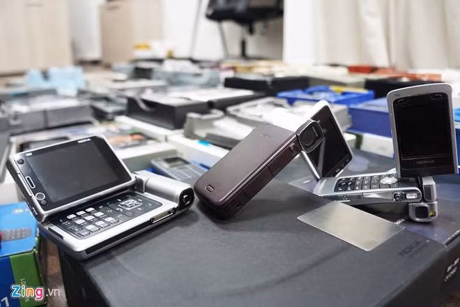 Những chiếc điện thoại N series ( N90, N92 và N93i…) “không đụng hàng” với thiết kế camera độc đáo.