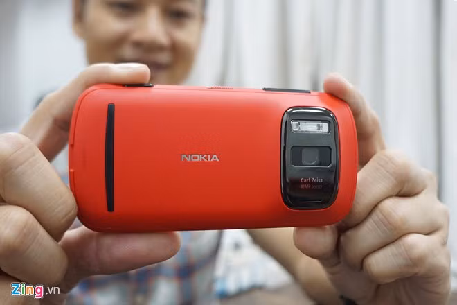 Nokia 808 Pureview là chiếc điện thoại cuối cùng chạy trên nền tảng Symbian của Nokia. Theo Đức Tuấn, hiện tại model này vẫn cho hình ảnh sắc nét hơn các smartphone cao cấp.