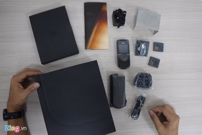 Bộ sản phẩm Nokia 8800 sang trọng với rất nhiều phụ kiện đi kèm như: Sạc, tai nghe, đốc sạc, pin, bao máy…