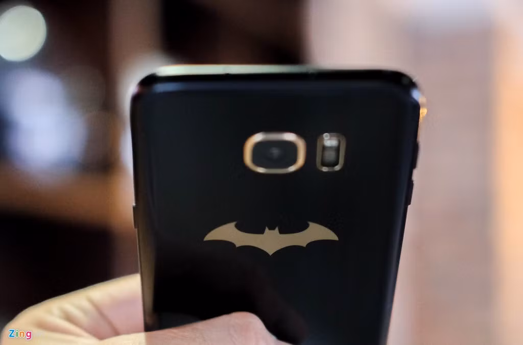 Logo Batman là điểm nổi bật trên model này.