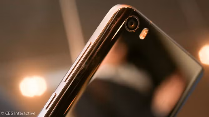 3. Xiaomi Mi 5. Đứng tiếp theo là chiếc Mi 5 của Xiaomi, tiếc rằng chiếc smartphone này chỉ được bán ở Trung Quốc và Ấn Độ. Xiaomi Mi 5 được thiết kế với kính Dazzling, camera 16 MP và màn hình 5.15 inch. Với dung lượng pin 3000 mAh, sản phẩm cho kết quả sử dụng test lên tới 14 giờ.
