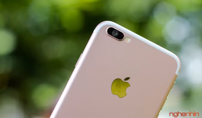 Ngoại trừ một vài chi tiết như bố trí vạch ăng-ten chạy dọc theo thân máy thay vì ngang như trước, cụm camera được chế tác lồi trông hầm hố hơn.