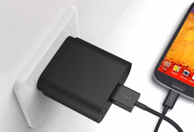 Thử một nguồn điện khác. Điện thoại không sạc được đôi khi không liên quan đến bộ sạc của thiết bị mà chính là nguồn điện mà người dùng cắm vào. Hãy thử đổi sang ổ cắm khác hoặc sạc trực tiếp từ máy tính, nếu thiết bị sạc được trên máy tính thì cũng là lúc chúng ta cần xem lại hệ thống điện trong nhà.